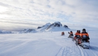 Sneeuwscootertocht op de gletsjer in IJsland.